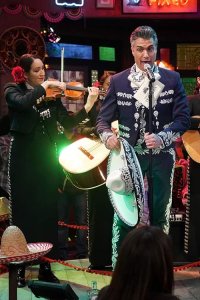 Broke – S01E11 – Cinco de Mayo