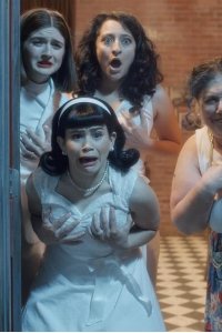 Three Busy Debras – S02E09 – Nonna