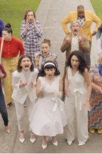 Three Busy Debras – S02E10 – The Meteor