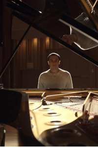 Little America – S02E07 – Paper Piano