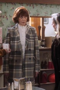 Queens of Mystery – S01E05 – Smoke & Mirrors: First Chapter