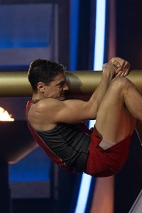 The Titan Games – S02E04 – West Region Premiere: NFL’s Victor Cruz and Stuntwoman Jessie Graff