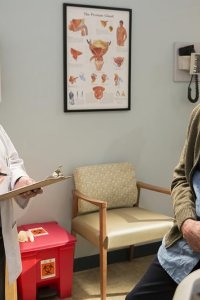 The Kominsky Method – S01E03 – Chapter 3: A Prostate Enlarges