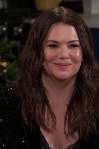 Busy Tonight – S2018E13 – Lauren Graham