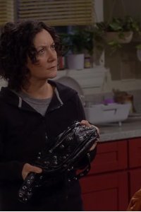 The Conners – S07E03 – Applications, Accusations and a Man-Bag