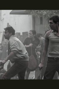 Un extraño enemigo – S01E03 – A la calle